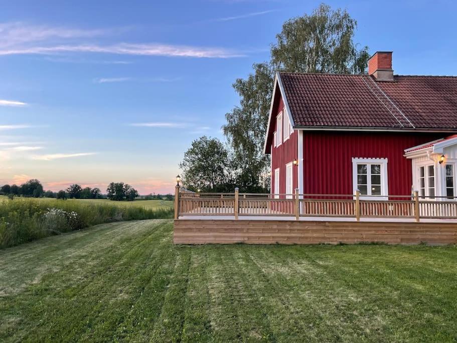 Gard Med Egen Sjoe Med Bryggbat, Nyrenoverat! Katrineholm Exterior foto