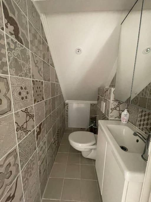 Gard Med Egen Sjoe Med Bryggbat, Nyrenoverat! Katrineholm Exterior foto