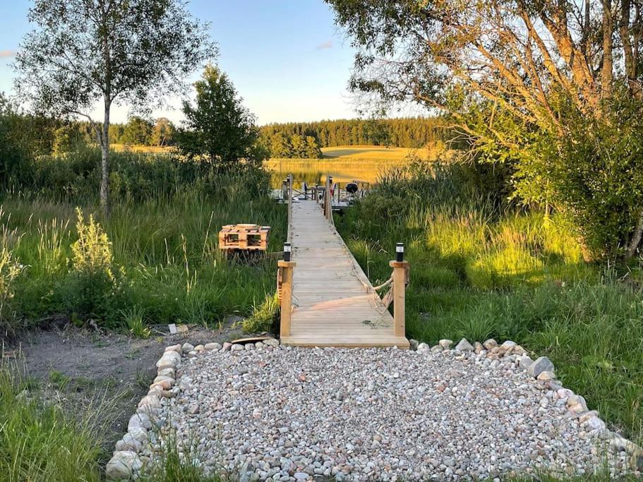 Gard Med Egen Sjoe Med Bryggbat, Nyrenoverat! Katrineholm Exterior foto